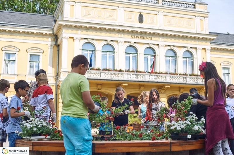 Virágültetés a Petőfi iskolás diákokkal - fotó Szarka Lajos