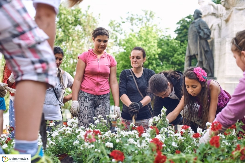 Virágültetés a Petőfi iskolás diákokkal - fotó Szarka Lajos