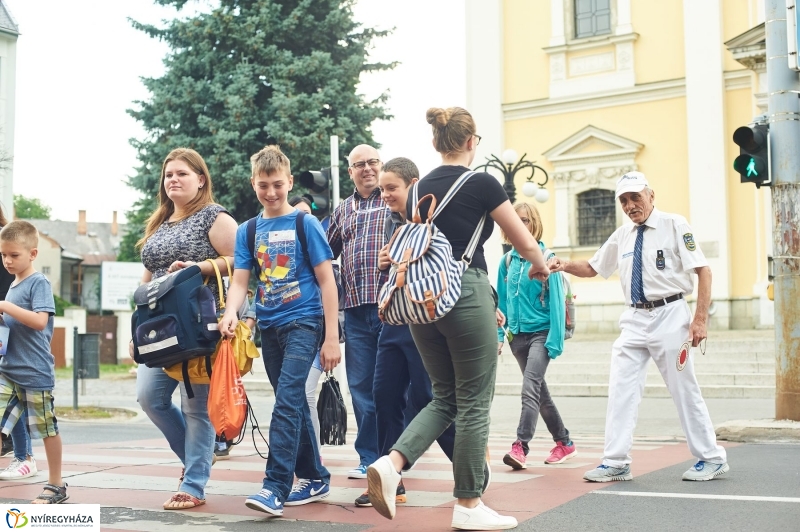 Aki a gyerekekre vigyáz - fotó Szarka Lajos