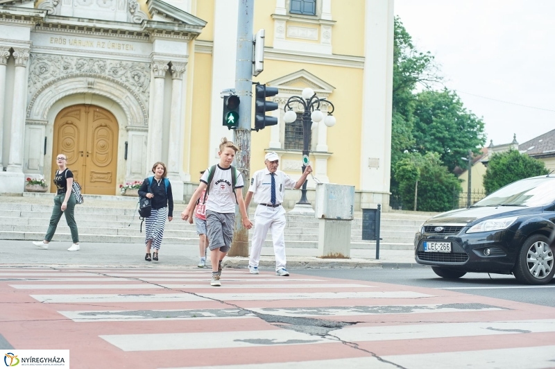 Aki a gyerekekre vigyáz - fotó Szarka Lajos