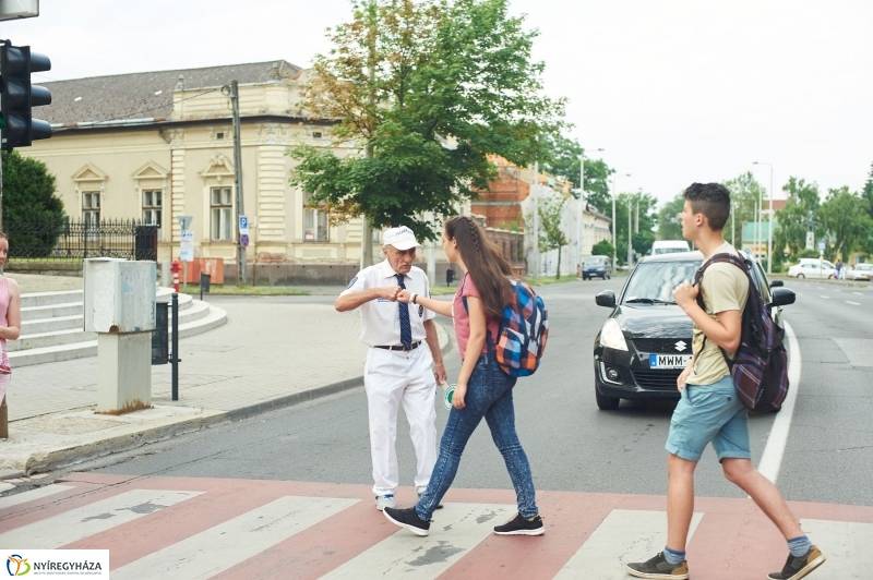 Aki a gyerekekre vigyáz - fotó Szarka Lajos