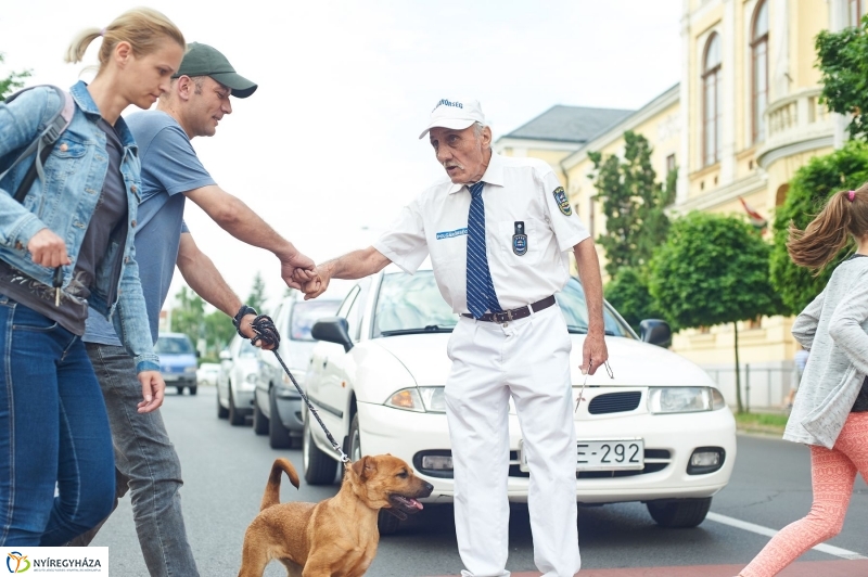 Aki a gyerekekre vigyáz - fotó Szarka Lajos