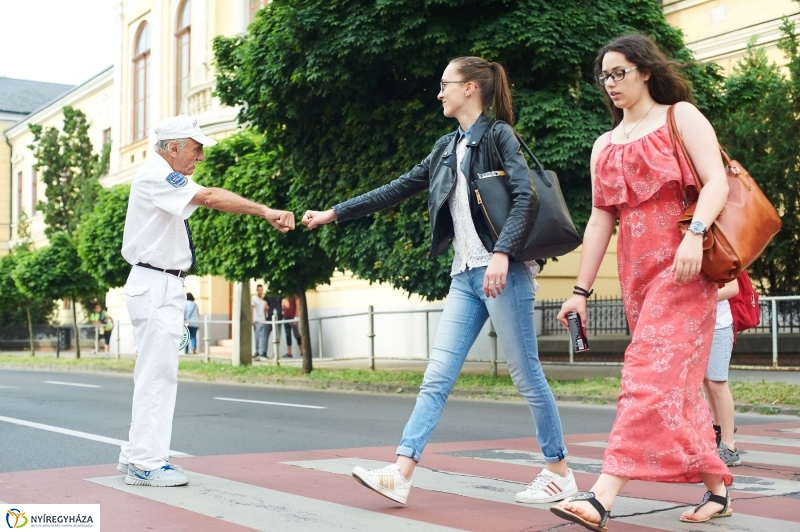 Aki a gyerekekre vigyáz - fotó Szarka Lajos
