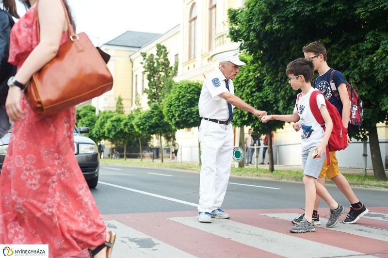 Aki a gyerekekre vigyáz - fotó Szarka Lajos