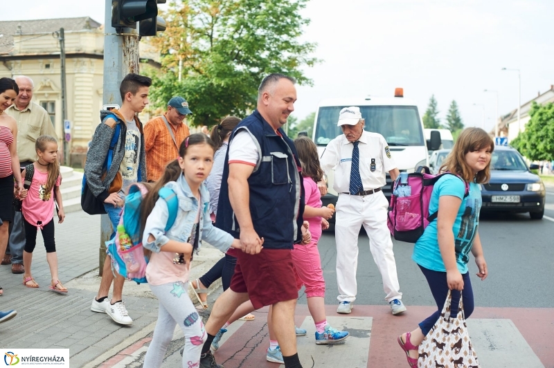 Aki a gyerekekre vigyáz - fotó Szarka Lajos