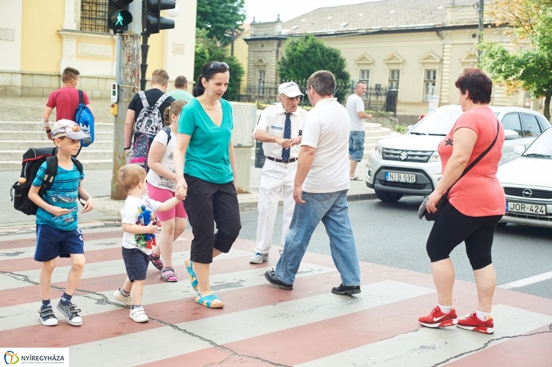 Aki a gyerekekre vigyáz - fotó Szarka Lajos