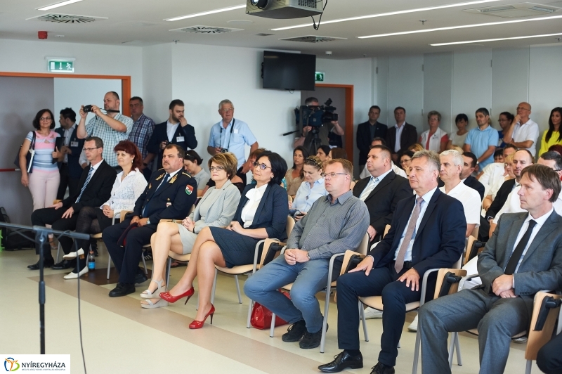 Helikopter leszálló a kórházban - fotó Szarka Lajos