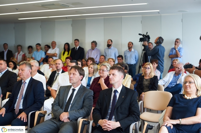 Helikopter leszálló a kórházban - fotó Szarka Lajos