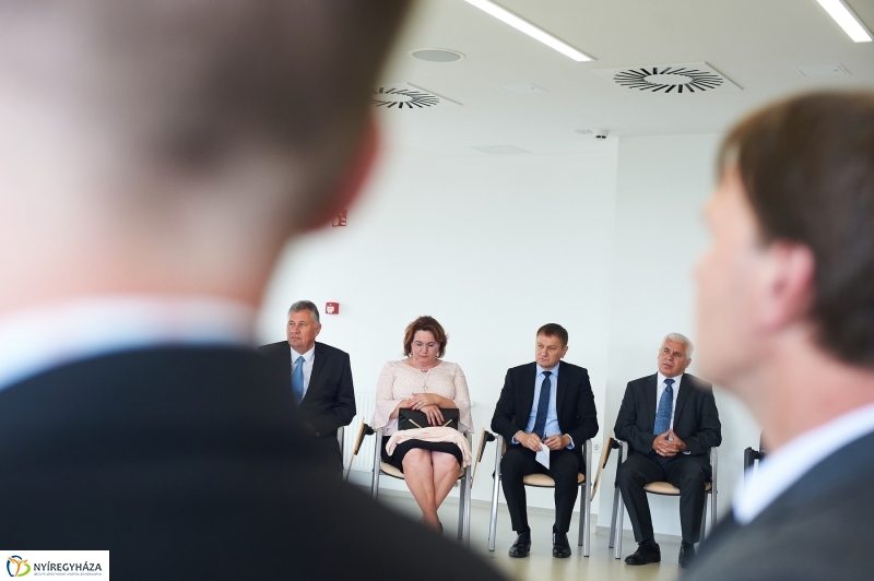 Helikopter leszálló a kórházban - fotó Szarka Lajos