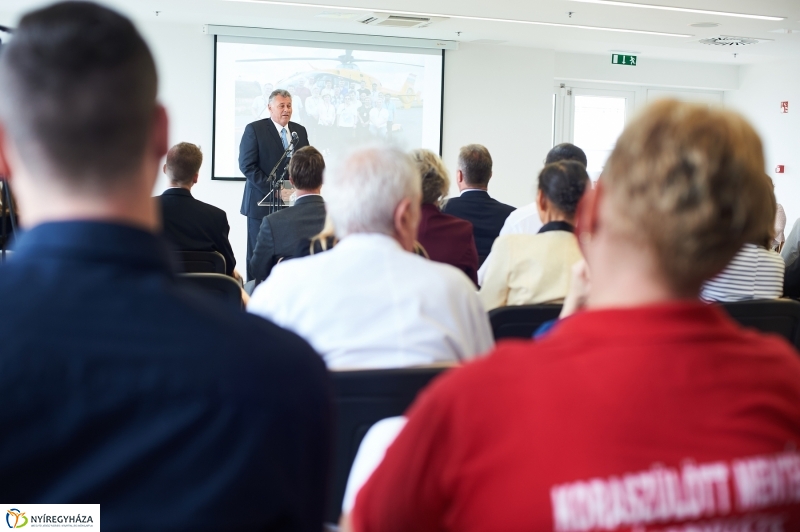 Helikopter leszálló a kórházban - fotó Szarka Lajos