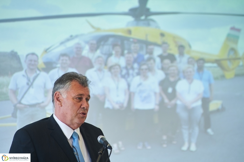 Helikopter leszálló a kórházban - fotó Szarka Lajos