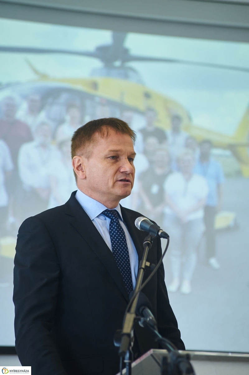 Helikopter leszálló a kórházban - fotó Szarka Lajos