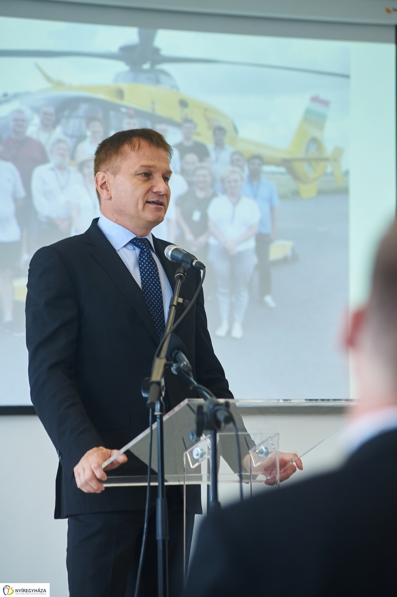 Helikopter leszálló a kórházban - fotó Szarka Lajos