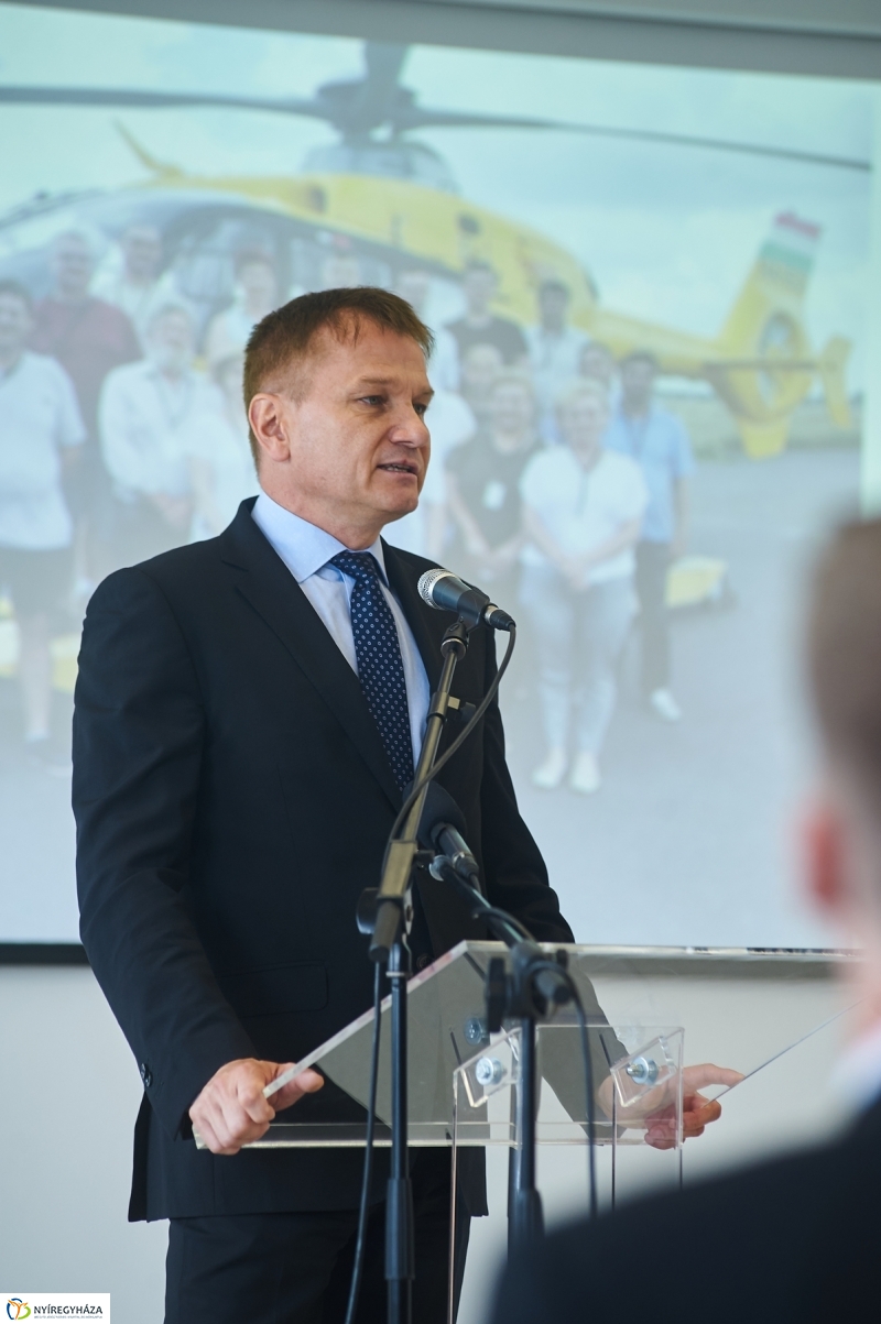 Helikopter leszálló a kórházban - fotó Szarka Lajos