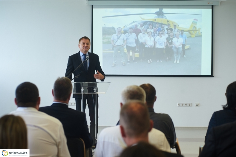 Helikopter leszálló a kórházban - fotó Szarka Lajos