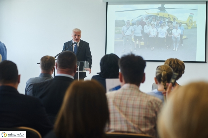 Helikopter leszálló a kórházban - fotó Szarka Lajos