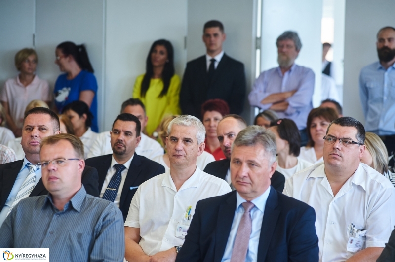 Helikopter leszálló a kórházban - fotó Szarka Lajos