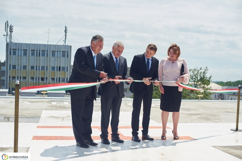 Helikopter leszálló a kórházban - fotó Szarka Lajos