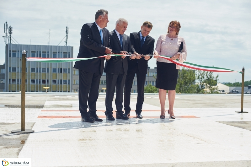 Helikopter leszálló a kórházban - fotó Szarka Lajos