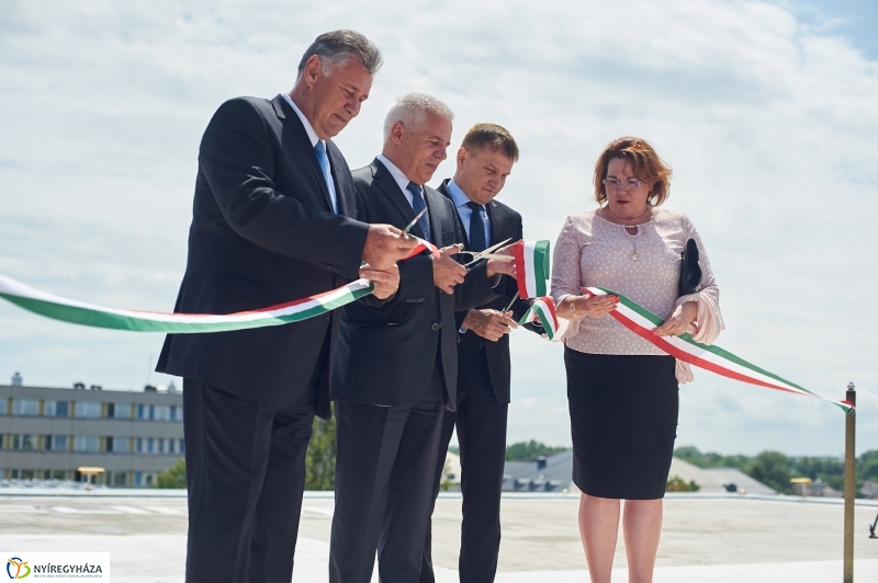 Helikopter leszálló a kórházban - fotó Szarka Lajos