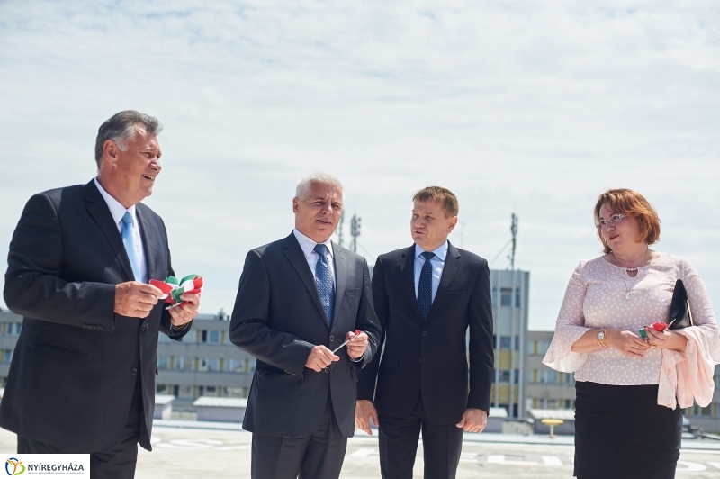 Helikopter leszálló a kórházban - fotó Szarka Lajos