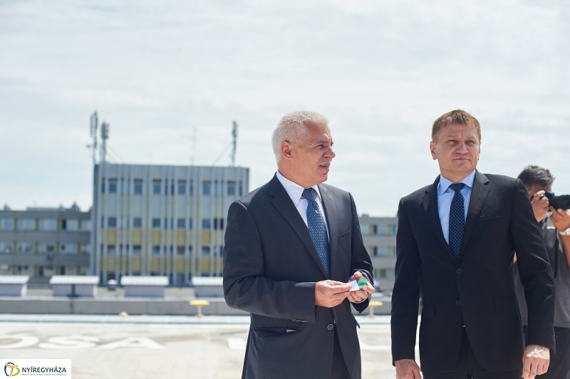 Helikopter leszálló a kórházban - fotó Szarka Lajos