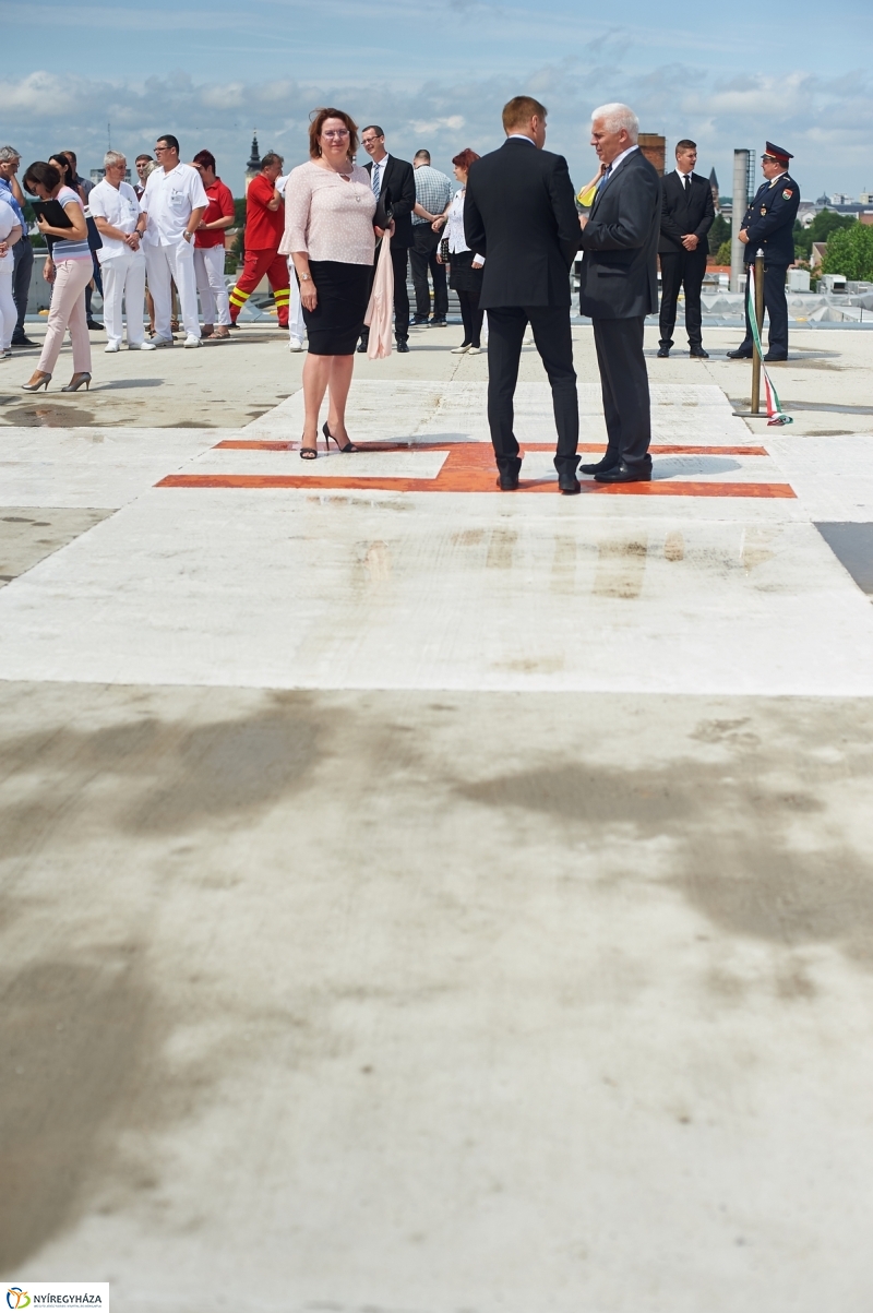 Helikopter leszálló a kórházban - fotó Szarka Lajos