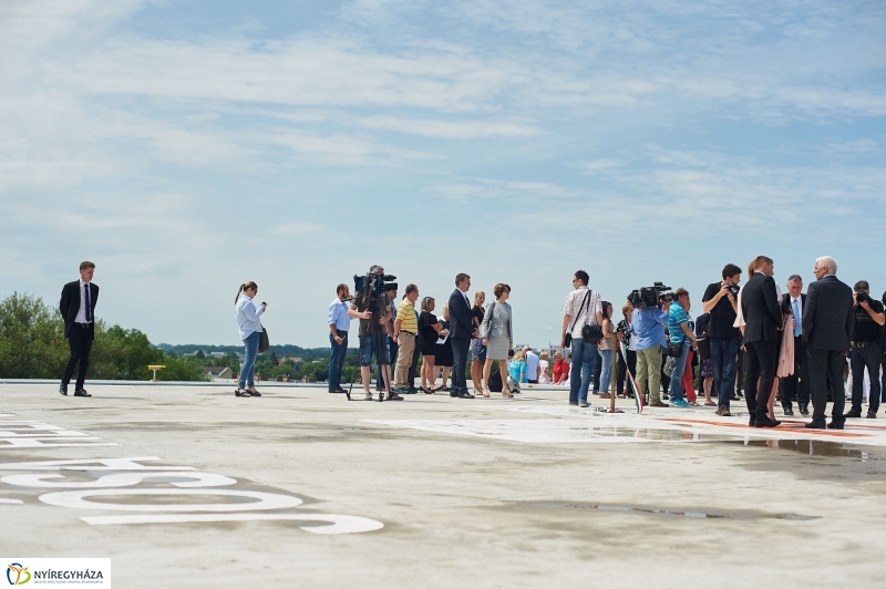 Helikopter leszálló a kórházban - fotó Szarka Lajos