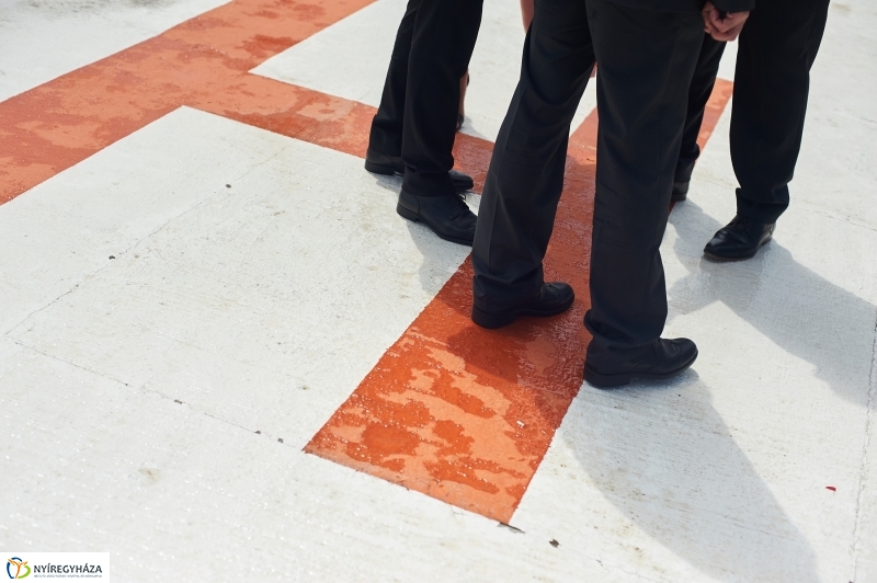 Helikopter leszálló a kórházban - fotó Szarka Lajos