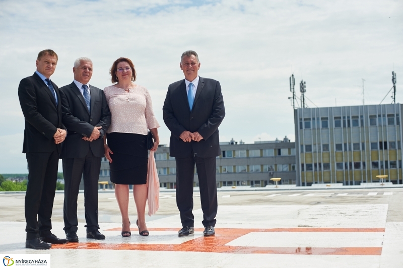 Helikopter leszálló a kórházban - fotó Szarka Lajos