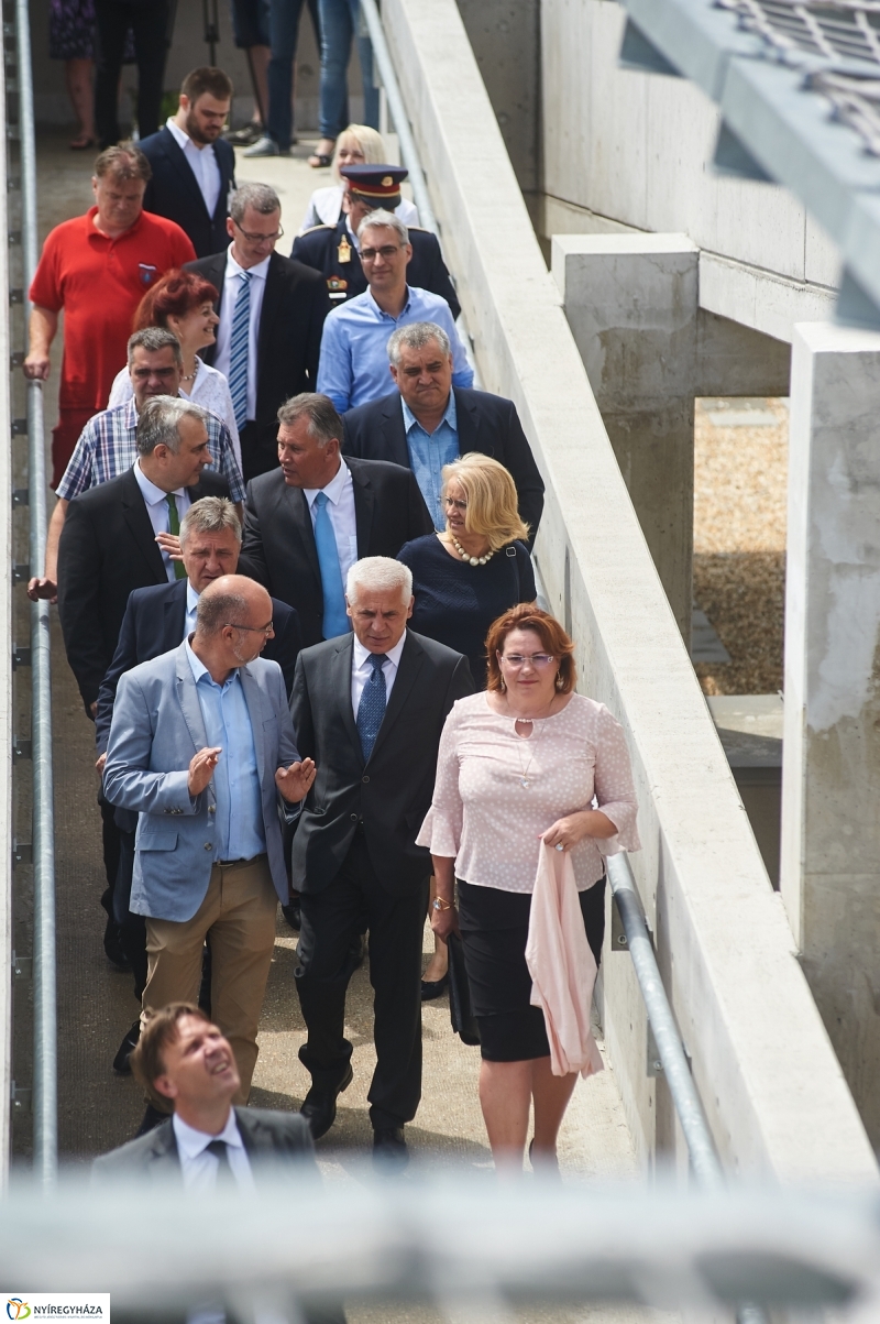 Helikopter leszálló a kórházban - fotó Szarka Lajos