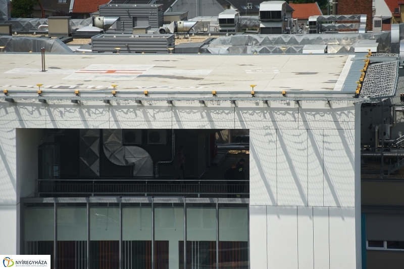 Helikopter leszálló a kórházban - fotó Szarka Lajos