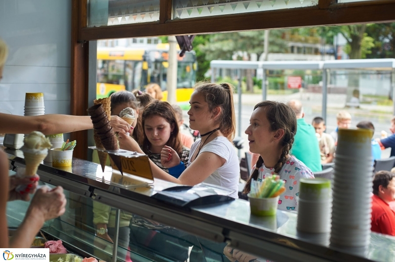 Gyereknapi fagyi a Bárczysokkal - fotó Szarka Lajos