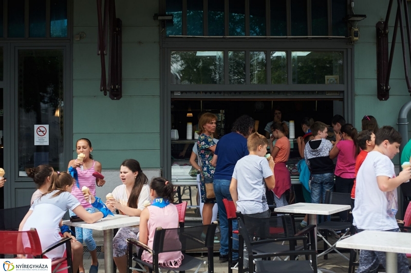 Gyereknapi fagyi a Bárczysokkal - fotó Szarka Lajos