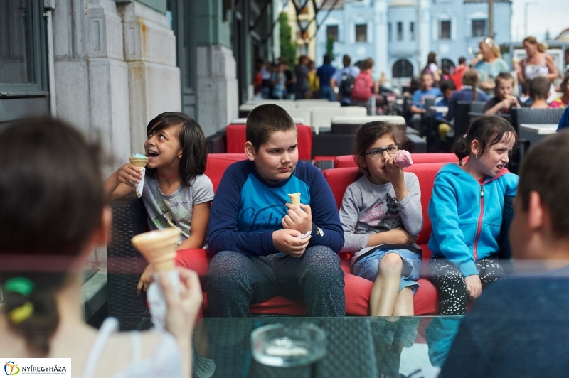 Gyereknapi fagyi a Bárczysokkal - fotó Szarka Lajos