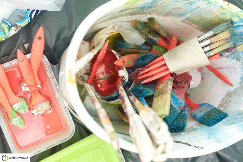 Művészi festés a piacon - fotó Szarka Lajos