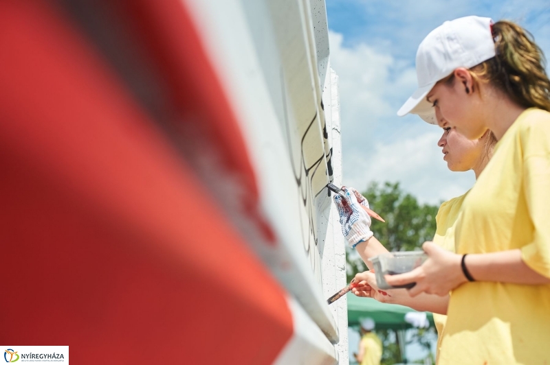 Művészi festés a piacon - fotó Szarka Lajos