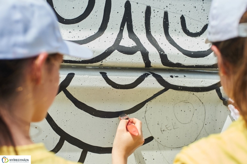 Művészi festés a piacon - fotó Szarka Lajos