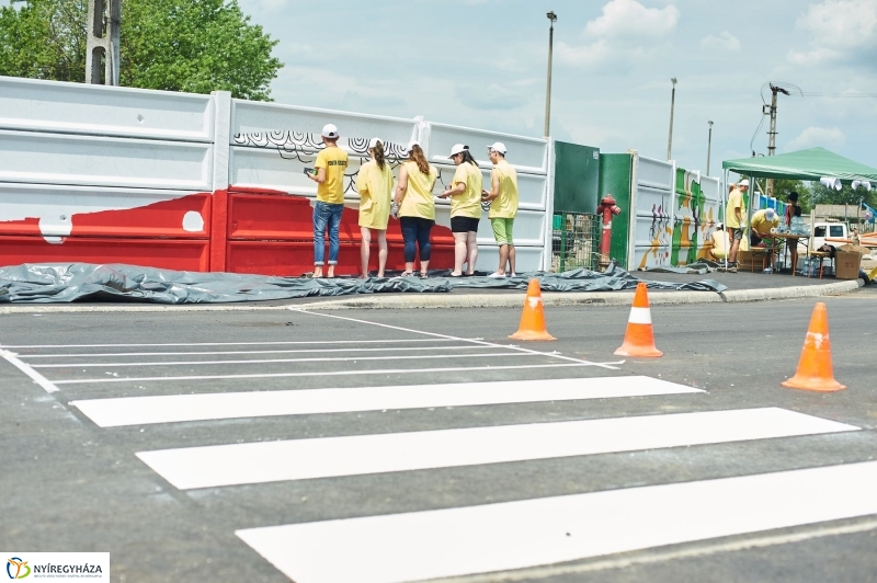 Művészi festés a piacon - fotó Szarka Lajos