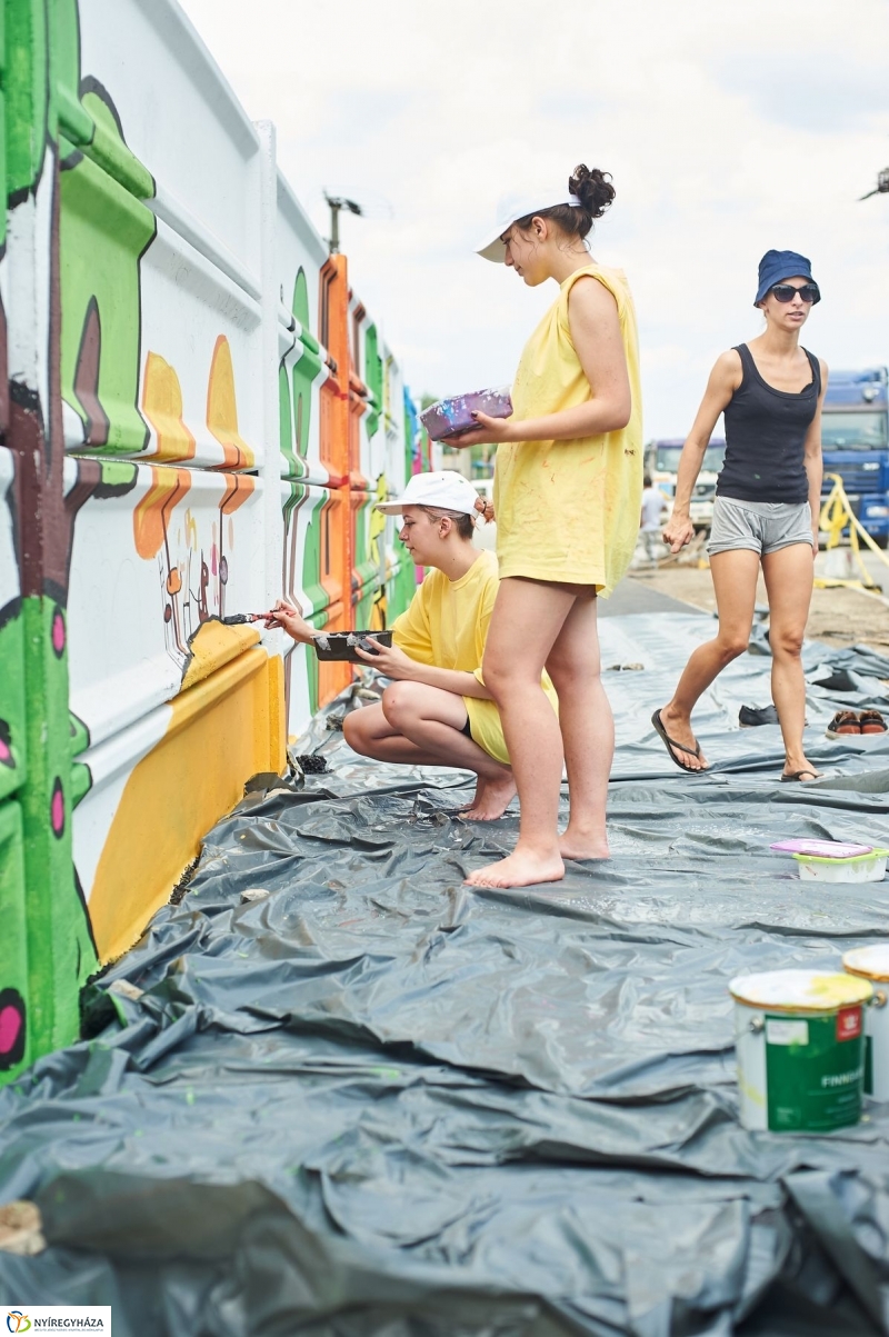 Művészi festés a piacon - fotó Szarka Lajos