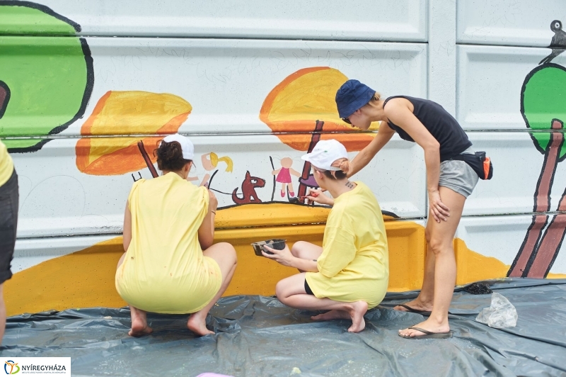Művészi festés a piacon - fotó Szarka Lajos
