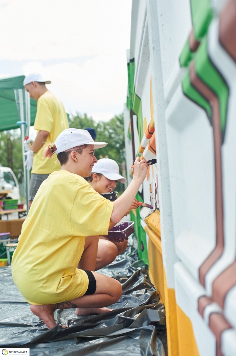 Művészi festés a piacon - fotó Szarka Lajos