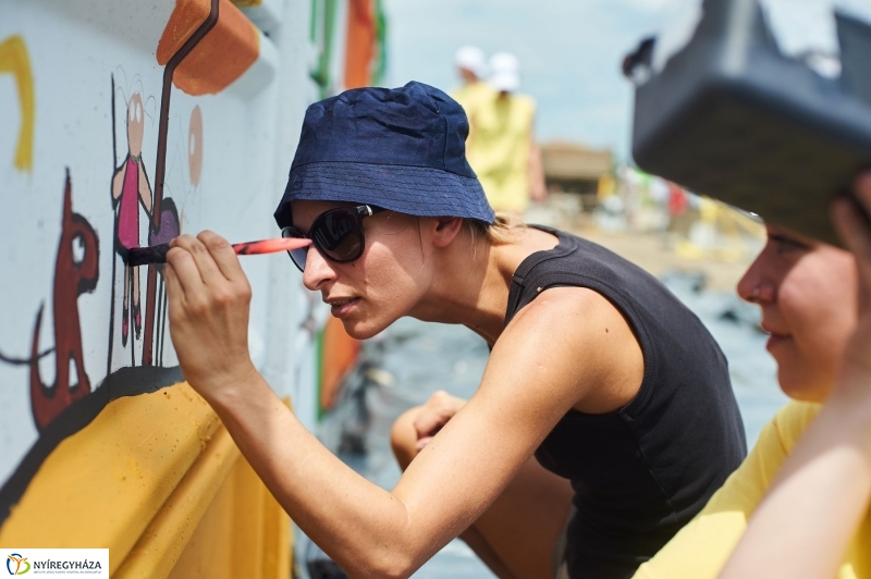 Művészi festés a piacon - fotó Szarka Lajos