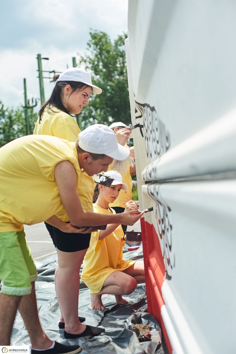 Művészi festés a piacon - fotó Szarka Lajos