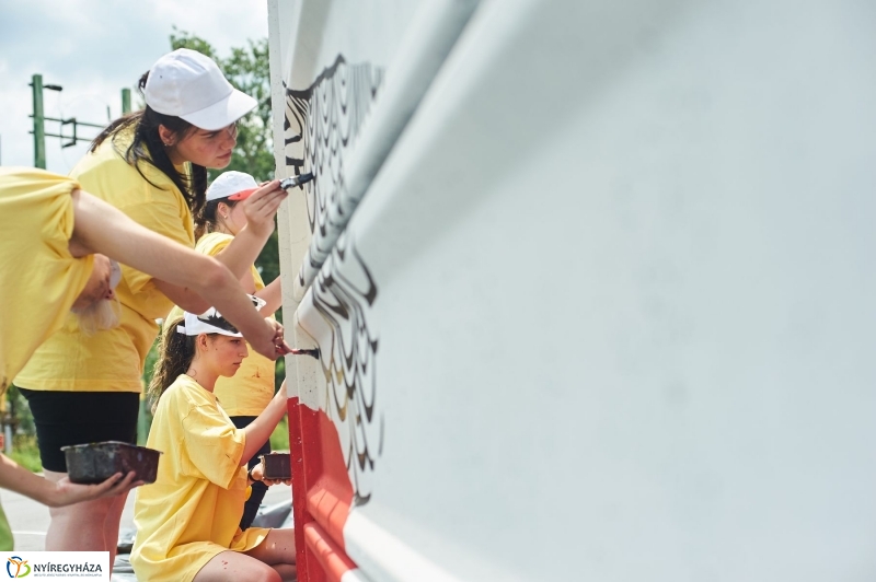 Művészi festés a piacon - fotó Szarka Lajos