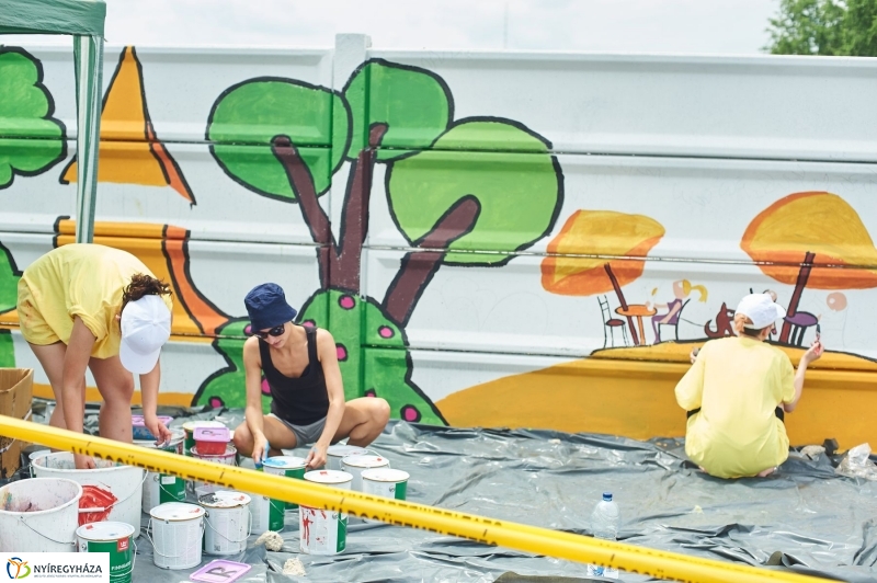 Művészi festés a piacon - fotó Szarka Lajos