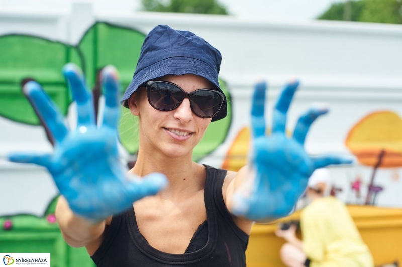 Művészi festés a piacon - fotó Szarka Lajos
