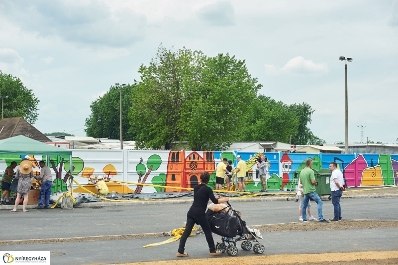 Művészi festés a piacon - fotó Szarka Lajos