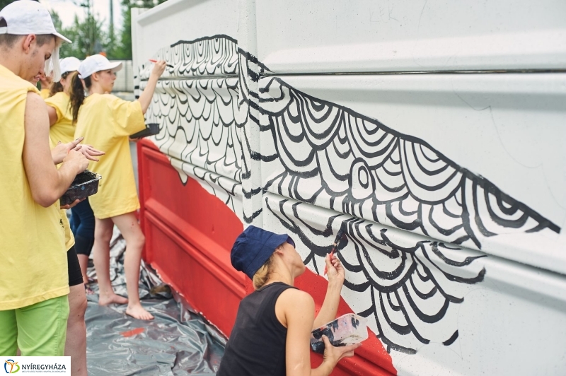 Művészi festés a piacon - fotó Szarka Lajos