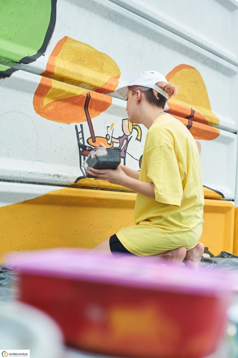 Művészi festés a piacon - fotó Szarka Lajos